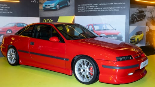 Durante el evento se exhibieron tres vehículos emblemáticos de Opel, que representan las diferentes décadas de la marca en el país, destacando su evolución en diseño y tecnología.
