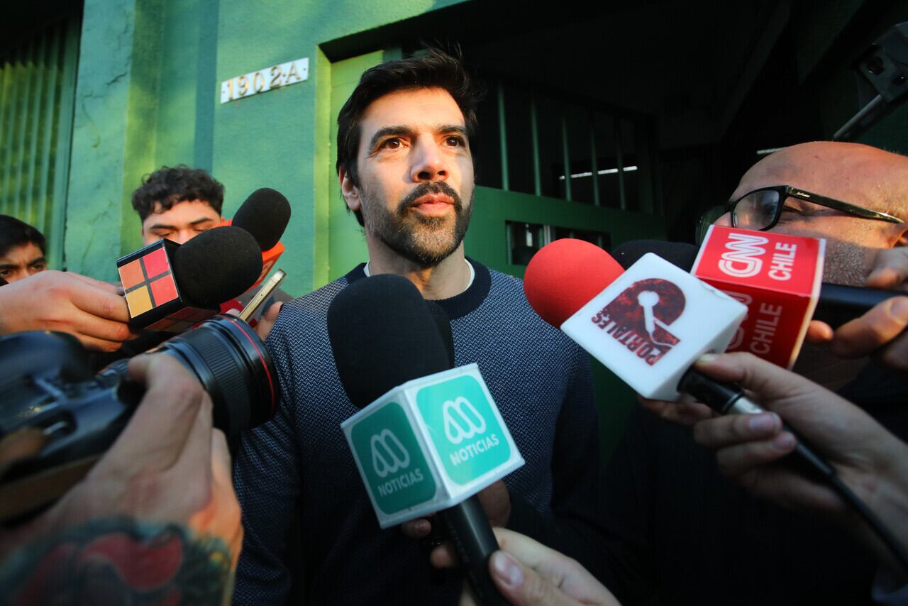 En silencio y con Cathy Barriga esperándolo: Joaquín Lavín abandona Capitán Yáber para cumplir arresto domiciliario