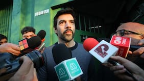 En silencio y con Cathy Barriga esperándolo: Joaquín Lavín sale de prisión preventiva para cumplir arresto domiciliario