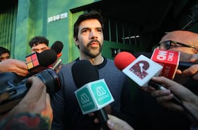 En silencio y con Cathy Barriga esperándolo: Joaquín Lavín abandona Capitán Yáber para cumplir arresto domiciliario