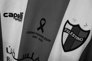 La camiseta de Palestino recordaba a su fallecido director, Eugenio Chahuán.
