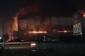 Amenaza química por incendio en frigorífico de Buin: evacuan a 100 vecinos de forma preventiva