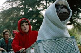 Steven Spielberg calificó como un error la edición de E.T. que eliminó las armas de una escena: “Nunca debí haber hecho eso”