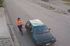 Insólito: víctima sufre robo de su scooter en pleno movimiento en Conchalí