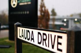 Mercedes-Benz le rinde tributo a Niki Lauda