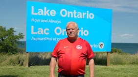 Canadá instala un gran letrero sobre el lago Ontario en el último ataque contra Estados Unidos
