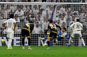 Polémica en España: un penal en los descuentos le permite al Real Madrid seguir al acecho del Barcelona en LaLiga