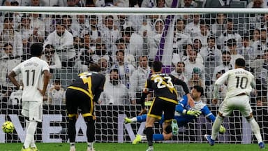 Polémica en España: un penal en los descuentos le permite al Real Madrid seguir al acecho del Barcelona en LaLiga