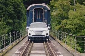 Un Land Rover Discovery Sport remolca un tren de 100 toneladas