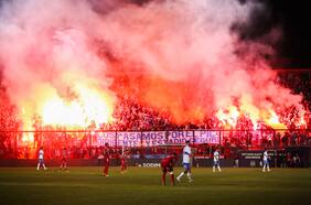 La violencia vuelve a Santa Laura: barra de la UC interrumpe el duelo ante Ñublense