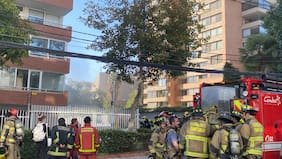 Véhiculo en llamas en estacionamiento subterráneo genera evacuación de un centenar de personas en edificio residencial de Las Condes
