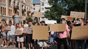 Manifestaciones en Ucrania tras la dimisión del popular ministro de Defensa