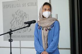 Llega a Santiago hermana de estudiante afgana de Medicina de la U. de Chile: recibirá estatus de refugiada