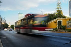 Balance de electromovilidad: buses eléctricos han reducido en un 64% la contaminación acústica en el eje Alameda en Santiago