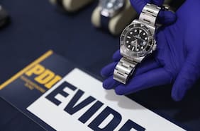 El misterio de cómo llegó un reloj de Keanu Reeves a una población en Peñalolén