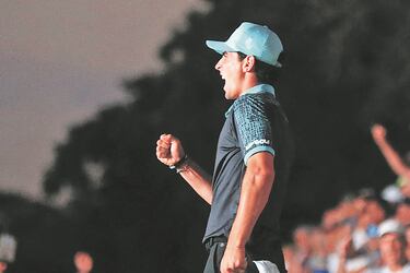 Joaquín Niemann celebra tras imponerse en el playoff, el domingo pasado.