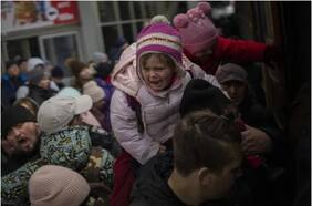 Guerra en Ucrania | Enormes filas por ayuda humanitaria en Mariúpol