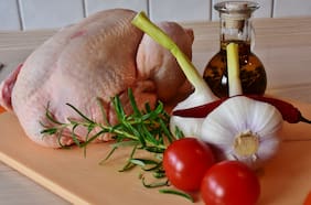 ¿Es necesario lavar el pollo antes de cocinarlo? Esto dice la evidencia científica