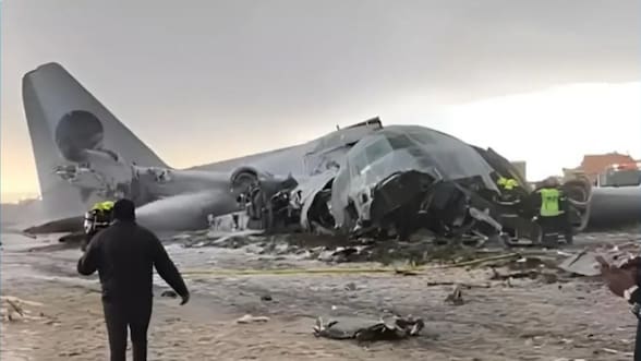 Al menos 15 muertos, 28 heridos y varios vehículos destrozados tras estrellarse avión militar en Bolivia