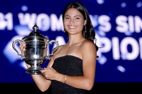 ¿Quién es Emma Raducanu, la nueva prodigio del tenis mundial?