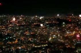 Fuegos artificiales encienden el cielo de Nápoles tras alcanzar el tercer “Scudetto” de su historia