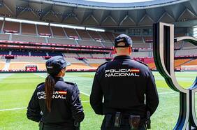 Video: el himno de España genera máxima tensión entre los hinchas del Real Madrid y Barcelona