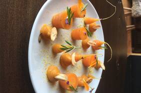 Zanahorias cocidas con crema de zanahoria y almendra