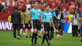 En uno de los duelos más atractivos de dieciseisavos de final: Cristián Garay vuelve a ser cuarto árbitro en el Mundial