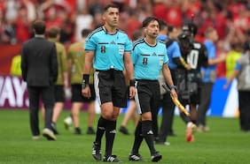 En uno de los duelos más atractivos de dieciseisavos de final: Cristián Garay vuelve a ser cuarto árbitro en el Mundial