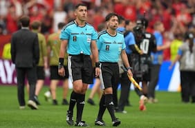 En uno de los duelos más atractivos de dieciseisavos de final: Cristián Garay vuelve a ser cuarto árbitro en el Mundial