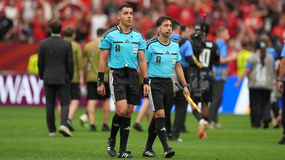 En uno de los duelos más atractivos de dieciseisavos de final: Cristián Garay vuelve a ser cuarto árbitro en el Mundial