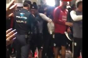 “Queríamos saludar a la gente y nos empiezan a meter puñetes”: arquero peruano relata agresión policial en España