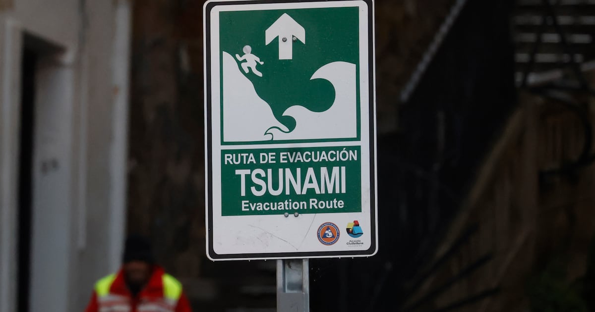 Decretan amenaza de tsunami para Antártica chilena por sismo de magnitud 7,8