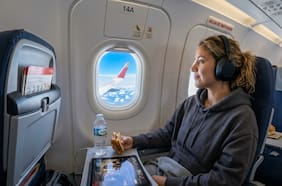 Adiós a los videos con volumen: esta aerolínea podrá bajar pasajeros que no usen audífonos
