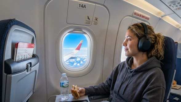 Adiós a los videos con volumen: esta aerolínea podrá bajar pasajeros que no usen audífonos