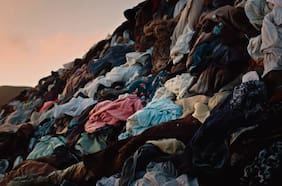 Crean línea de alta costura que usa ropa desechada en el desierto