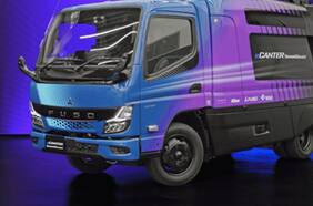 Mira el camión de basura que sigue a su conductor como un perro a su dueño