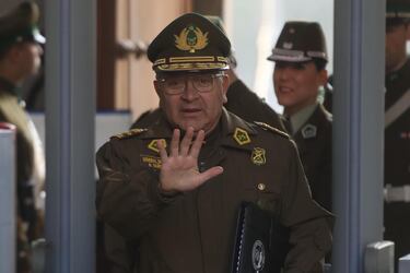 El general director de Carabineros, Ricardo Yáñez, llega a La Moneda, para reunirse con el Presidente de La Republica, para abordar los recientes atentados explosivos ocurridos en diferentes regiones del país.