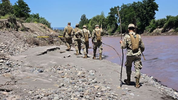 Tres personas están desaparecidas: automóvil es arrastrado por caudal del río Tinguiririca en San Fernando