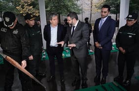 Carabineros, Gendarmería y equipos municipales realizan operativo contra “toldos azules” de Santiago 1