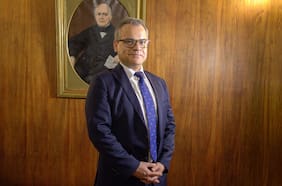 Gabriel Hernández es elegido nuevo decano de Derecho de la Universidad de Chile tras imponerse en segunda vuelta