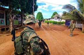 Combates de militares con grupos guerrilleros y narcotraficantes dejan 20 muertos en Colombia
