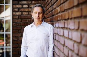 Alfredo Castro: “Los teatros chilenos estamos en la ruina”