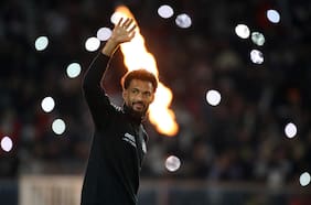 Música, luces y camiseta desde el cielo: Vozinha brilla en su fiesta de bienvenida frente a 35 mil fanáticos de Colo Colo
