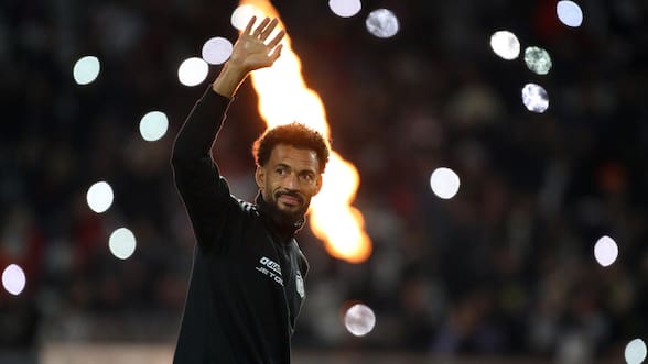 Música, luces y camiseta desde el cielo: Vozinha brilla en su fiesta de bienvenida frente a miles de fanáticos de Colo Colo