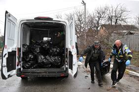 El horror de Bucha: las dramáticas imágenes de muertos y fosas comunes que la prensa internacional capturó tras la retirada rusa de la ciudad ucraniana