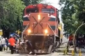 Transeúntes salvan a un hombre en silla de ruedas de ser atropellado por un tren en México