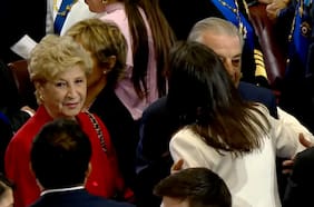 Marta Larraechea hace su primera aparición pública en cambio de mando tras internación por picadura de abeja