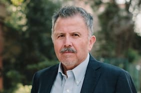 La particular historia del exembajador de Chile que lidera a los voluntarios del Mundial Sub 20