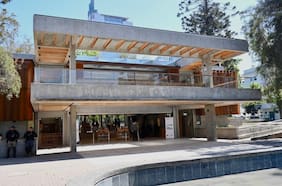 Encapuchados vandalizan reinaugurado café literario del Parque Bustamante